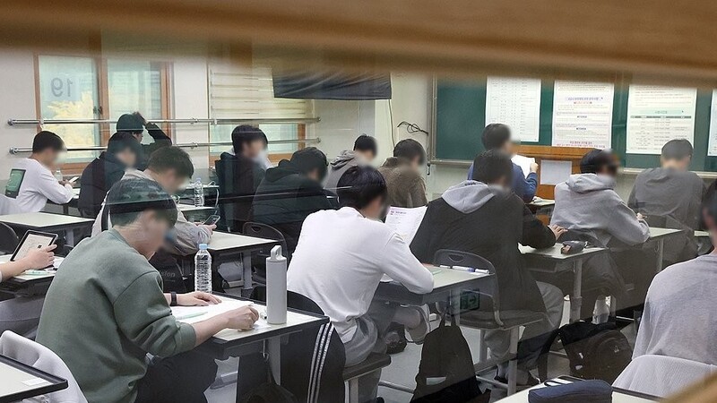 수능날 시험보는 학생들 뒷모습 / 사진=연합뉴스