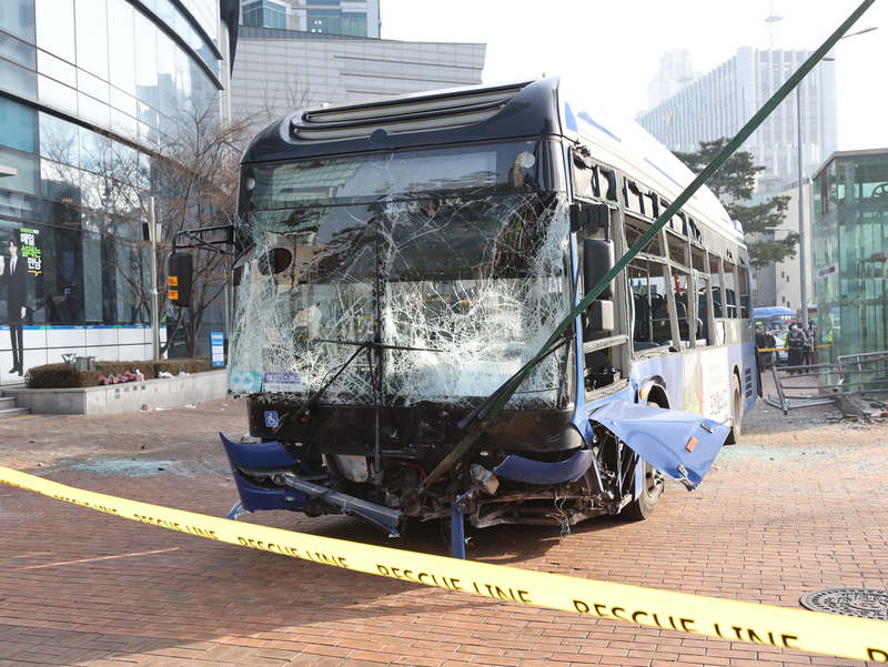울 서대문역 사거리에서 인도로 돌진해 건물과 충돌한 버스가 견인되고 있다./ 사진=연합뉴스 