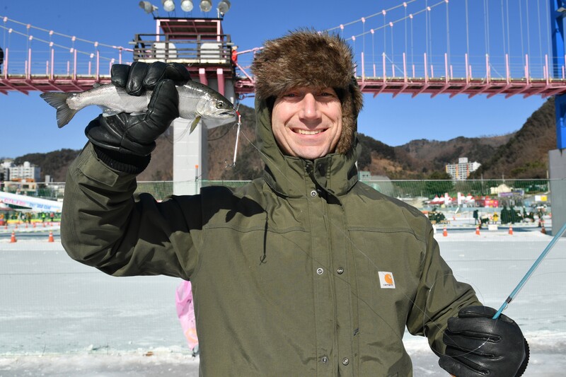 화천 산천어 축제를 찾은 외국인 관광객 / 사진=화천군 제공