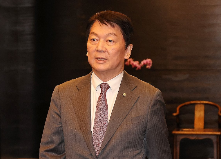 안철수 "이 대통령 아파트, 27억 가진 슈퍼리치만 살 수 있어"