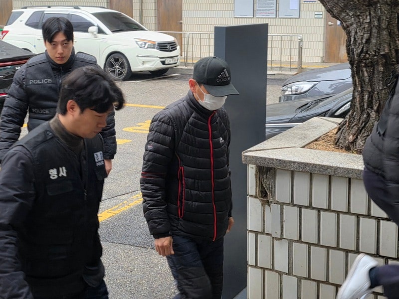 16일 오전 경기도 의정부시 가능동 의정부지방법원에서 특수상해 혐의로 구속영장이 청구된 40대 남성 A씨가 구속 전 피의자 심문을 위해 법정으로 이동하고 있다.A씨는 지난 3일 의정부시 호원동의 한 아파트에서 잠들