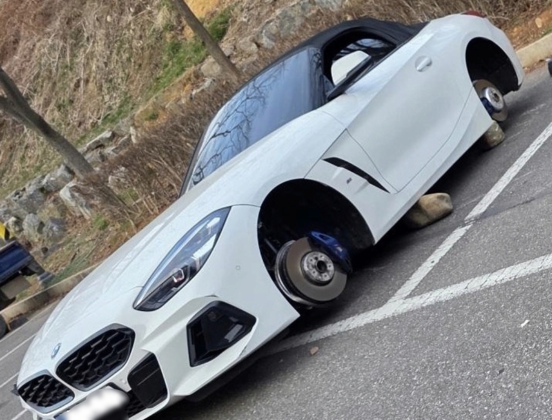 바퀴·휠 빠진 BMW 차량 / 사진=보배드림 캡처