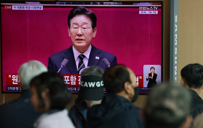 [속보] 이 대통령 "지금 위기는 소나기 아닌 폭풍우…긴 안목 대비해야"