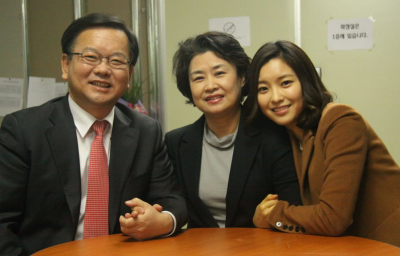 지난 2012년 3월 탤런트 윤세인(본명 김지수)이 아버지인 김부겸 민주당 최고위원, 어머니와 함께 찍은 기념사진 / 사진=연합뉴스