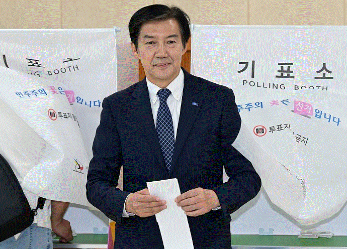 경기 평택을 국회의원 재선거에 출마한 조국혁신당 조국 후보가 29일 경기도 평택시 안중읍 행정복지센터에서 사전투표를 하고 있다. / 사진=연합뉴스