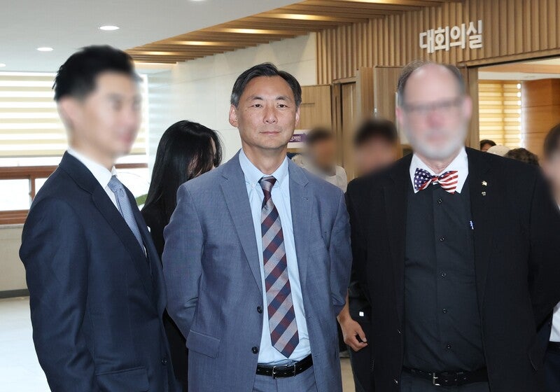 '부정선거 음모론자' <b>모스탄</b> "출국정지 <b>취소</b>해 달라" <b>소송</b>