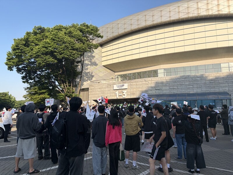 "재선거" 외치며 개표소 앞 밤샘 봉쇄 <b>시위</b>…선관위 관계자 고립