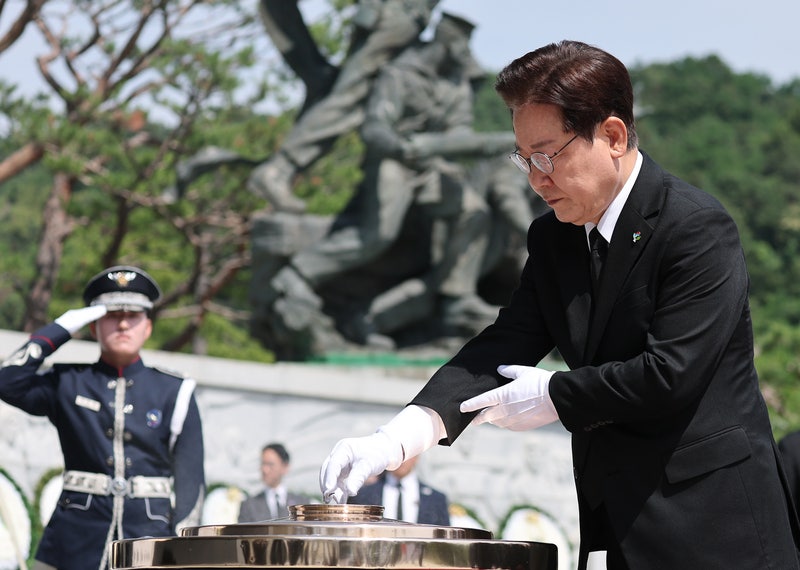 <b>이 대통령</b> "숭고한 헌신에 반드시 보답…배신은 단죄해야"
