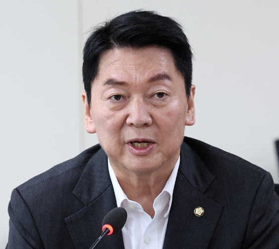 안철수 "<b>환율</b> 1,560원 정말 큰일…돈 퍼부어 코스피만 올리면 되나"