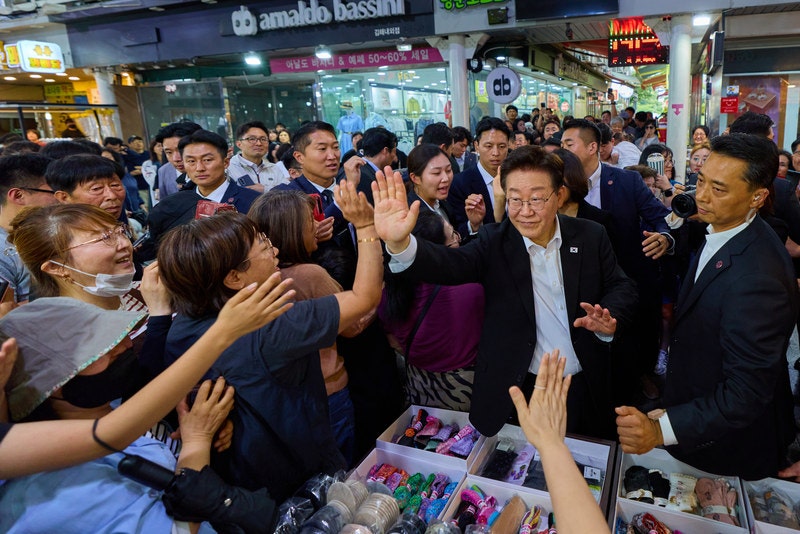 <b>이 대통령</b>, 강동구 <b>전통시장</b> 깜짝<b>방문</b>…경기 침체에 상인들 격려