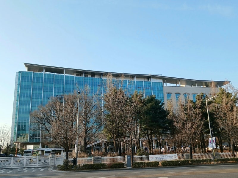 <b>국회 의원회관</b>서 50대 남성 <b>추락</b>…심정지 상태 병원 이송