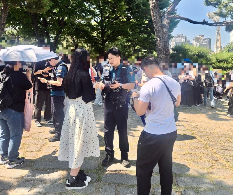 <b>BTS 부산</b> 공연 '<b>암표 거래</b>' 10건 적발…외국인 <b>거래</b>자 많아