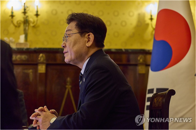 <b>이 대통령</b> 지지율 51.5%, 4주 연속 <b>하락</b>…국힘 '역전' [리얼미터]
