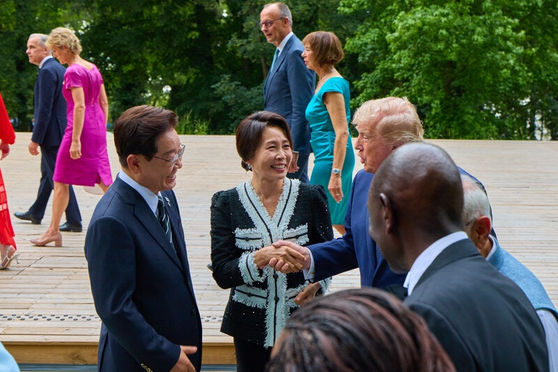 이 대통령, <b>G7</b> 공식만찬 참석…트럼프 옆자리서 '긴밀 대화'