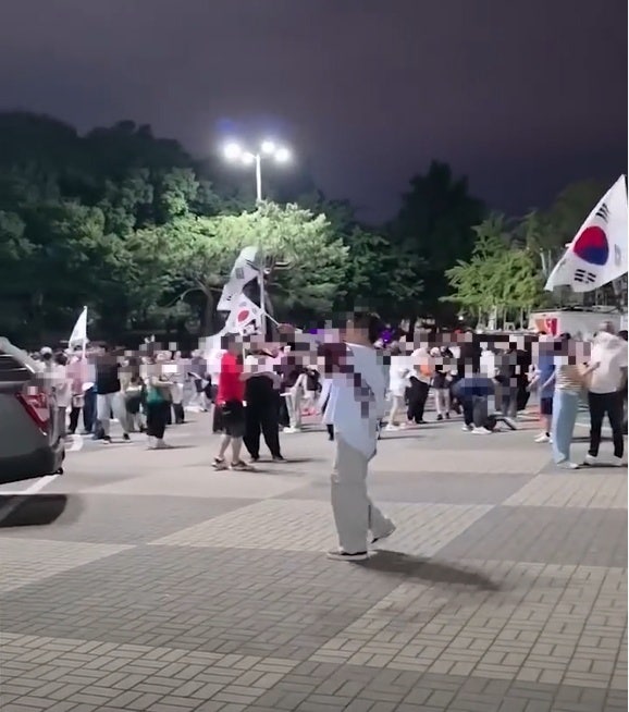"안에서 사람이 죽고 있다" 잠실개표소 시위 현장서 흉기 자해