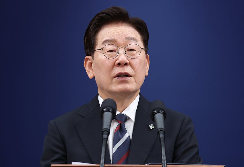 '유럽 순방' 이 대통령 "높아진 <b>한국</b>의 위상 느껴"