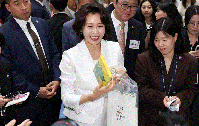 김혜경 여사, 국제도서전 참석…문재인 전 대통령 도서 구매