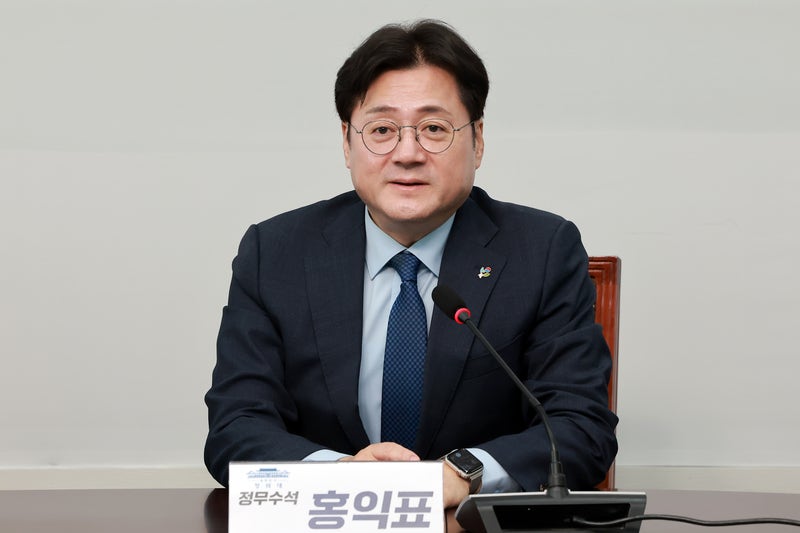 홍익표 "이 대통령·문 전 대통령 오찬, 취임 직후부터 추진된 것"