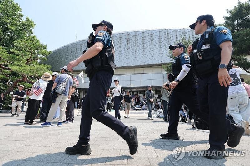 [단독] <b>잠실</b> 개표소 봉쇄 25일째…현장에서 연습용 <b>수류탄 발견</b>
