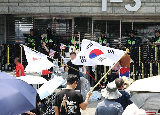 '경찰관 <b>폭행</b>' <b>잠실</b> 시위자 2명 구속영장 신청