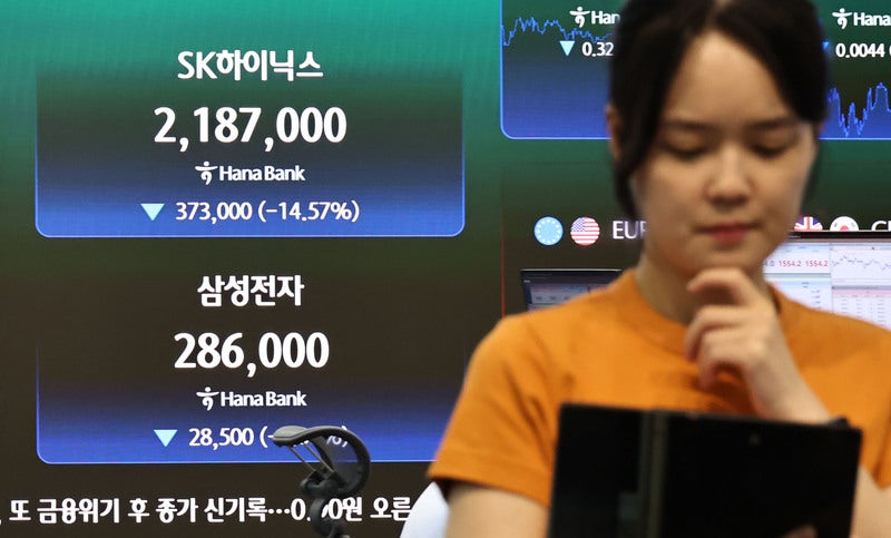 <b>한은</b>, <b>삼전닉스</b> 레버리지에 경고 "반도체 <b>쏠림</b> 심화"