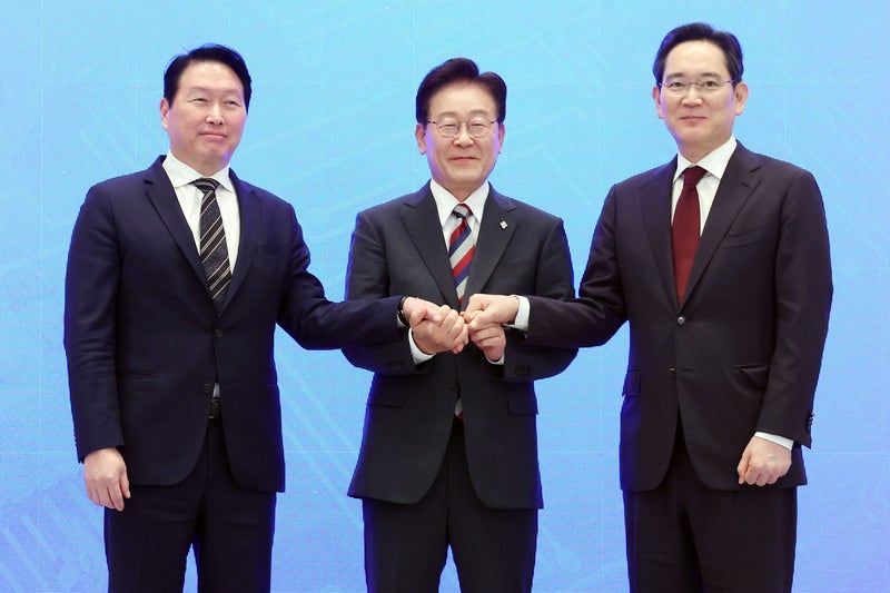청와대 "<b>호남 반도체 클러스터</b>, 광주 군 공항 부지에 조성"