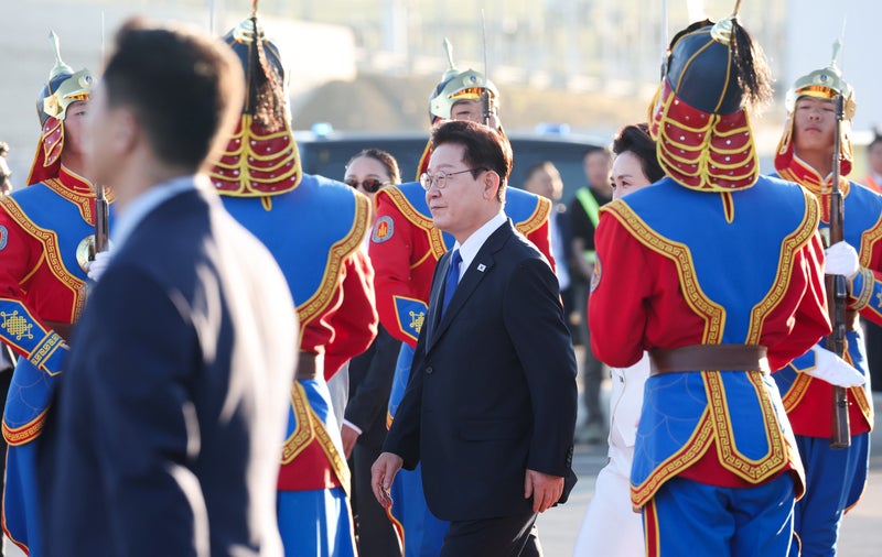 <b>몽골 도착</b>한 <b>이 대통령</b>…15년 만에 '국빈 방문'