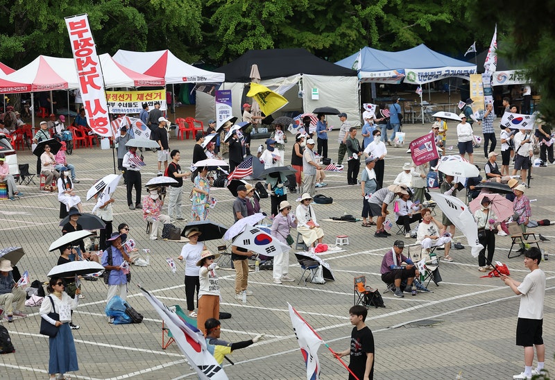 <b>개표소</b> 시위 현장서 <b>기자 폭행</b>한 30대 여성·20대 남성 구속 심사