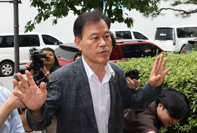 '관저 이전' <b>윤한홍</b> 의원, 특검 출석…"나와 관련 없어"