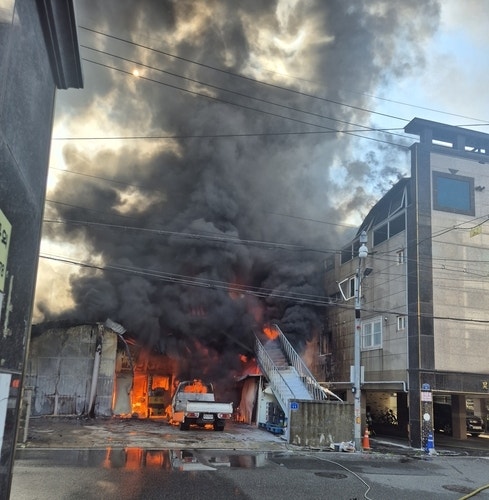 <b>울산</b> 페인트 업체 <b>화재</b>…1명 사망·4명 부상