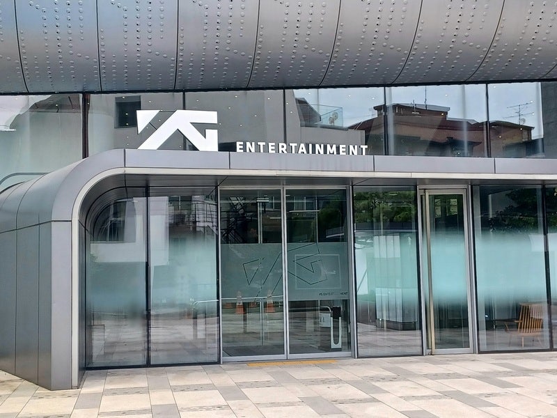 <b>YG</b> 신<b>사옥</b> 앞서 '골프채 <b>난동</b>'…20대 여성 현행범 체포