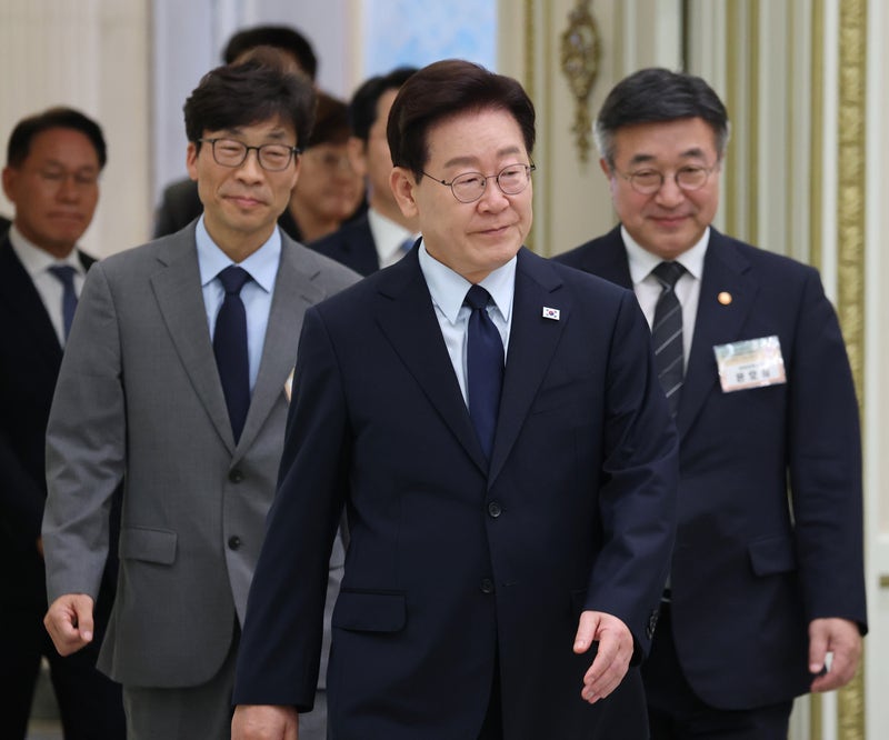 <b>이 대통령</b>, 국가폭력 피해자들과 오찬…"국가가 책임지고 치유"