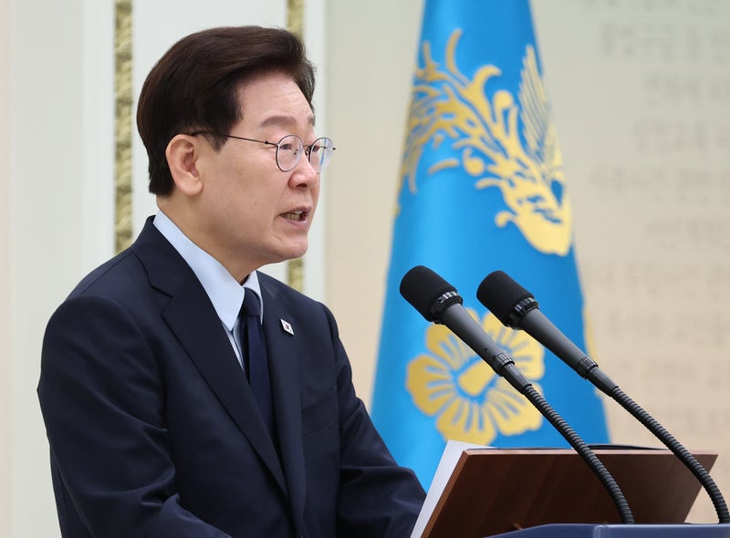 <b>이 대통령</b> "정책 떄문에 <b>결혼</b> 망설이는 일 없어야"