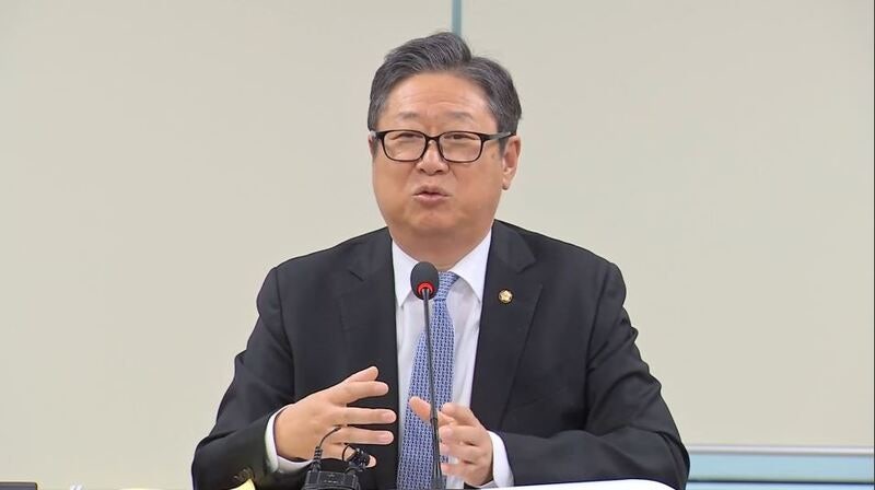 ‘<b>폐버스</b> 청년<b>주택</b>’ 논란 커지자…<b>황희</b> “진심으로 <b>사과</b>”