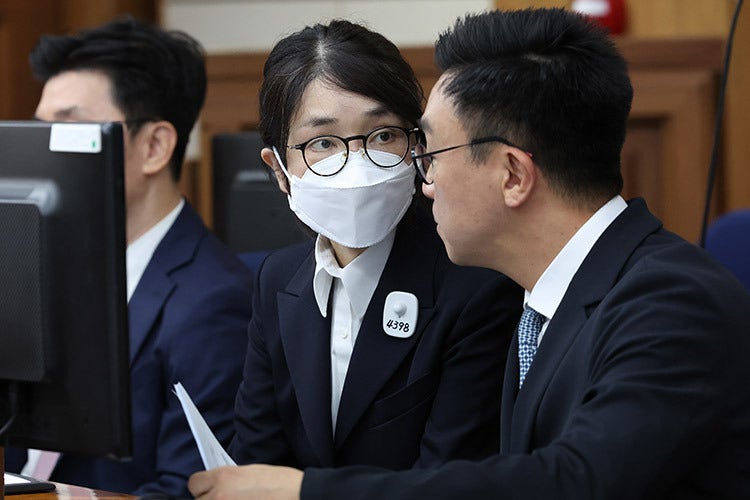 <b>김건희</b>, 명품백 <b>수수</b> 인정…"영부인에겐 클러치백 필수"