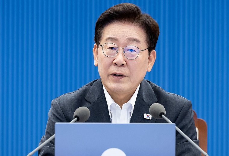 이 대통령 "<b>선택적 모병제</b> 도입…스마트 강군 탈바꿈해야"