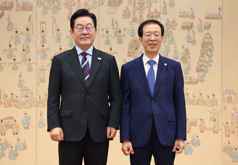 <b>이석연</b>, <b>이 대통령</b>에 "전대 끝났으니 민주당 <b>탈당</b>하시라"