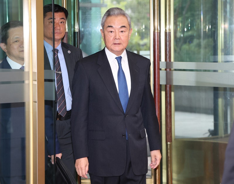 왕이 중국공산당 중앙외사판공실 주임 겸 외교부장이 한·중 외교장관 회담 및 공식 만찬에 참석하기 위해 어제(19일) 서울 종로구 정부서울청사 외교부로 들어서고 있다. / 사진=연합뉴스