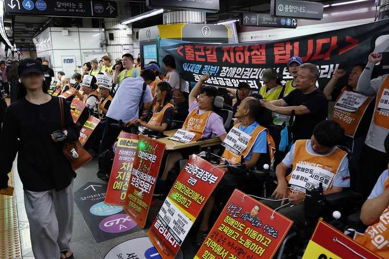 <b>전장연</b>, '출근길 <b>시위</b>' 전면 <b>중단</b>…서울시의회 민주당과 타협