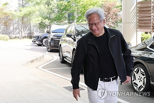 <b>젠슨 황</b> "<b>AI</b>는 <b>변곡점</b> 도달…전 세계에 강력한 수요"