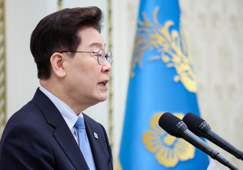 <b>이 대통령</b> "망국적 부동산 <b>투기</b> 반드시 <b>타파</b>할 것"