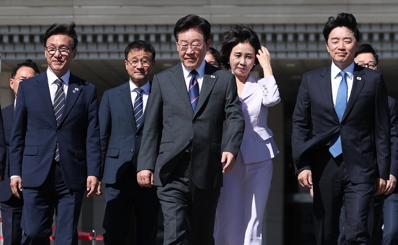 <b>이 대통령</b>, <b>프랑스</b> 국빈 방문 출발…'전략적 동반자 관계' 내실화