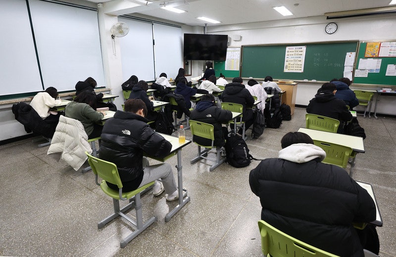 "책보다 SNS 보더니"…한국 15세 읽기 점수 급락