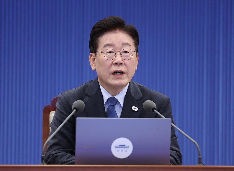 <b>이 대통령</b>, 국제<b>유가</b> 급등에 "전혀 걱정 안 하셔도 돼…국내는 <b>안정</b>"