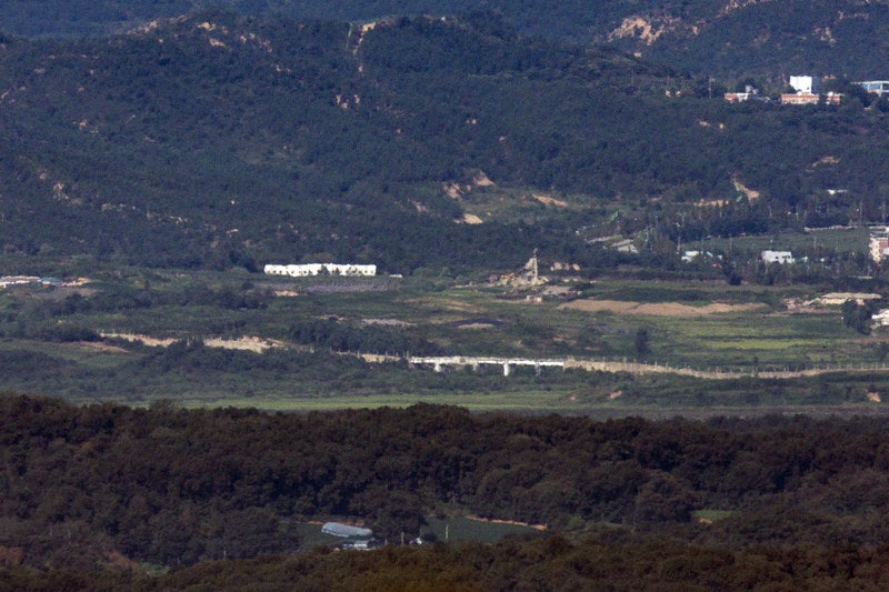 <b>DMZ</b> 수색 중 <b>지뢰</b> 추정 <b>폭발</b>…군인 2명 중상·1명 경상