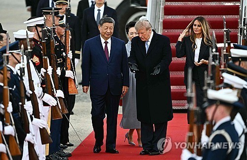 미국 도착한 시진핑 중국 국가주석을 직접 영접하는 도널드 트럼프 미국 대통령 / 사진 = AFP, 연합뉴스