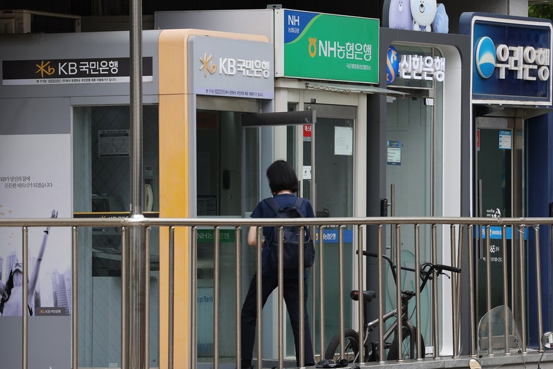 내년 4월부터 <b>은행</b> '오전 9시반~오후 4시' 문 연다…<b>영업시간 단축</b>