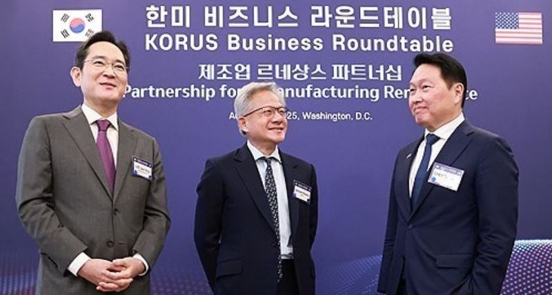 <b>젠슨 황</b>, 한미관계 기여 '<b>밴 플리트상</b>' 수상…이재용·최태원도 축하