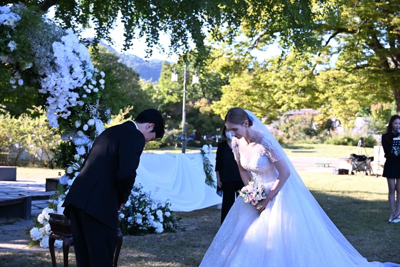 오늘(2일) 오후 국립고궁박물관 은행나무 쉼터에서 열린 결혼식 / 사진 = 국가유산청 제공