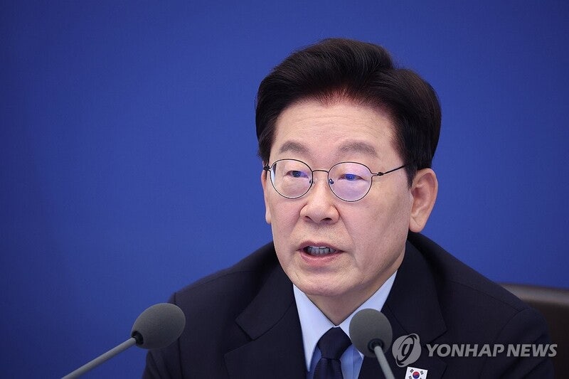 [속보] <b>이 대통령</b> "연임목적 <b>개헌론</b>·정계개편 개헌음모론 벗어나도 돼...